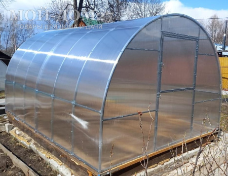 Теплица Крепче Усиленная 4 метра с поликарбонатом | Мой-Дом27 | Каркас изготовлен из оцинкованной замкнутой трубы 30*20 мм.<br>
 Ширина - 3&nbsp;метра. Высота - 2,1 метра. Длина 4 метра.&nbsp;<br>
 Выдерживаемая снеговая нагрузка - 230 кг/м2. Выдерживаемая ветровая нагрузка - до 28 м/с.<br>
 <b>ЦЕЛЬНОСВАРНЫЕ ТОРЦЫ и ДУГИ. Расстояние между дугами 0,65&nbsp;метра.</b><br>
 Толщина металла дуг 1&nbsp;мм. Ширина двери 0,96 метра.<br>